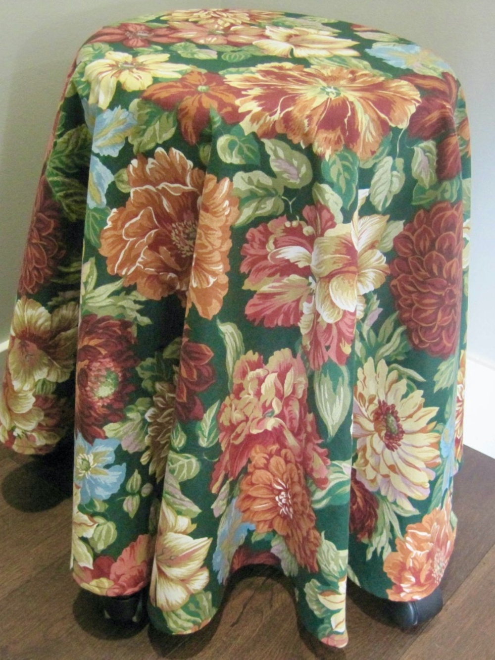 Floral Round Tablecloth and Four Cushions Cover. Handmade. Cotton Fabric.
